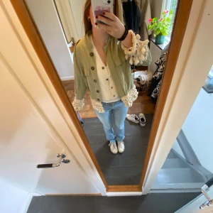 Höstjacka💕 - Supersöt höstjacka med detaljer från zara💕 meddela gärna om du har några frågor