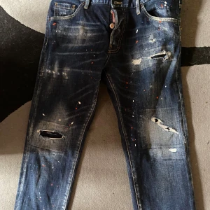 Dsquared jeans - Passar mig som är 175 ungefär köpt från thernlunds kvitto finns! Priset är ej hugget i sten