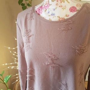 Cool H&M-tröja i fin, dämpad färg - Lite använd, tunn tröja med rå distressed-look. Längre bak. Dämpad mauve/dammlila (svår att fota, men bild 5 blev mest rättvis) ~ STOR rensning i min shop ~ Välj 5 för 100kr oavsett pris, skicka medd/lämna som prisförslag (gäller där det står) ~