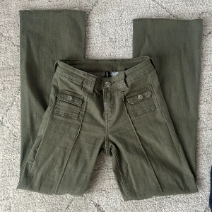 Jeans - Jag säljer mina gröna h&m jeans då jag ej använder dem längre! Så så så fina och sitter superbra💕 Passar någon som är runt 1.60  