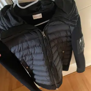 Moncler cardigan från moncler  Storlek M passar S också  