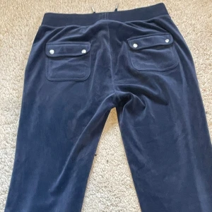 Juicy Couture  - Säljer dessa juicy couture byxorna då dom inte kommer till användning längre 