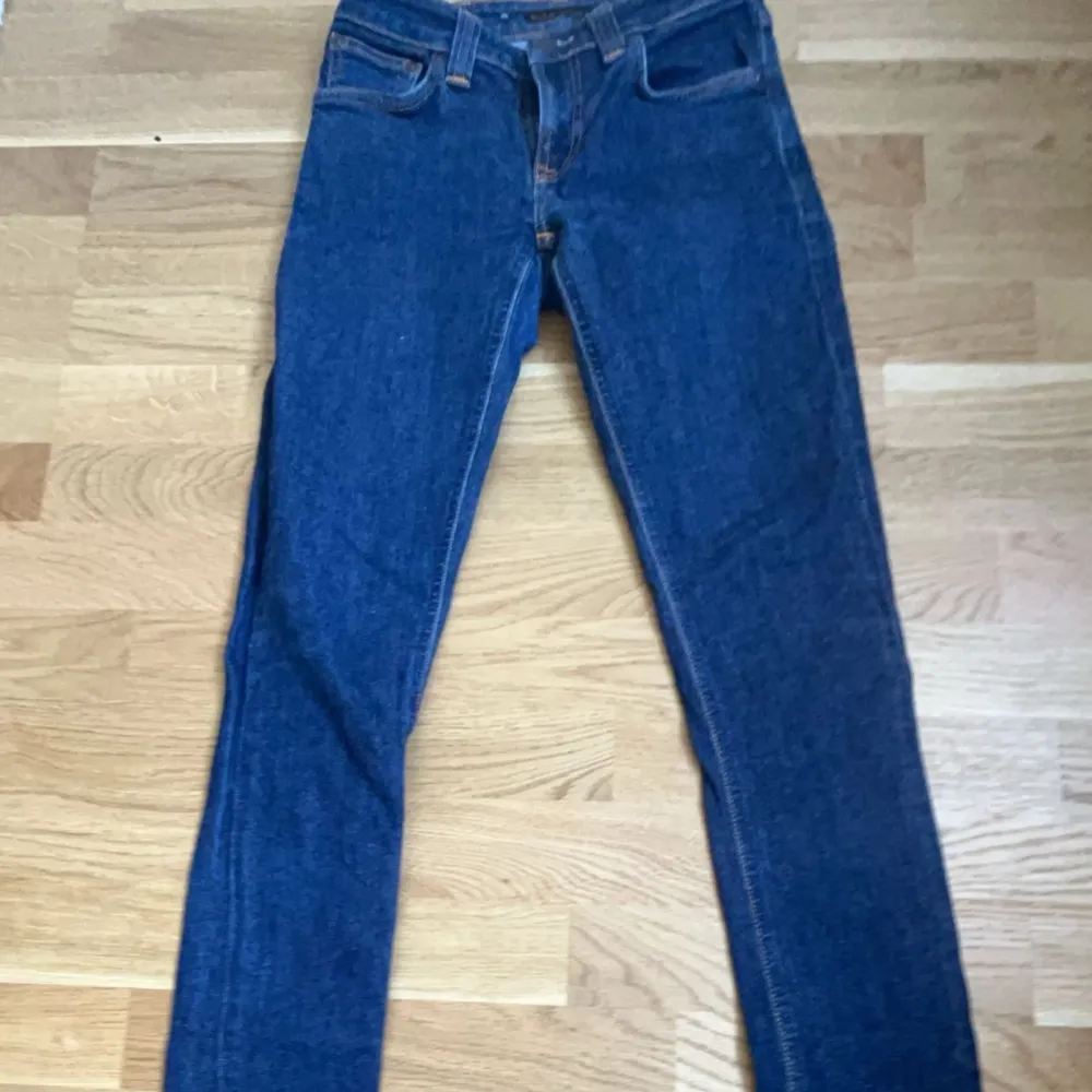 Tjena, säljer nu ett par feta nudie jeans dem är i riktigt bra skick Modellen är Tight long John skriv vid funderingar eller intresse 🌟. Jeans & Byxor.