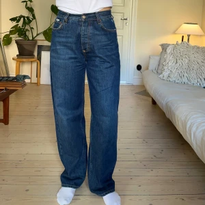 Blå jeans från Eytys -  Jeans från Eytys modell Benz i en så fin blå färg. Storlek 27/32. Knappt använda men har två fläckar på baksidan(se bild), verkar blivit blekt på något sätt. Nypris: 2500kr. Säljes då dom inte kommer till använding hos mig. :(
