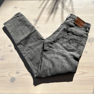 Levis jeans 502 i storlek W29 L32 i färgen mörkgrå!! - Säljer ett par Levis jeans i toppskick förutom ett litet slitag på backsidan! 250kr, nypris så kostar dem 900kr!
