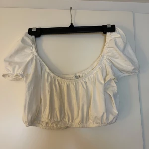Topp - En topp som man kan ha både på axlarna eller nedanför axlarna. I mycket gott skick 