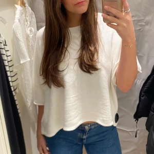 Stickad tröja/tshirt - Skit snygg stickad topp i nästan ny skick, väldigt sparsamt användt. Tröjan är onesize och jag är 180 och brukar ha stl M/L i linnen 