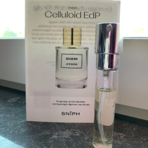 Aether Celluloid EdP - Parfym Celluloid från Aether. Cirka 6,5 ml. Doftnoter: Mysk, Iso E super och cashmerian.