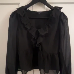 Blus - En superfin blus från Vero Moda i storlek xxs💞nyskick