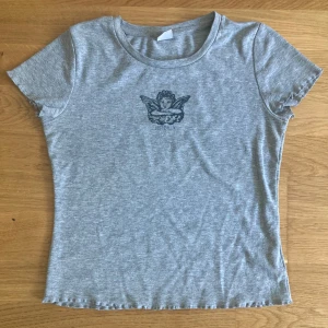 Lindex tröja♡ - Söt T shirt köpt från lindex, inga stora defekter förutom några lösa trådar^^ köpt för 150 kr<3