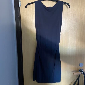 Klänning - bikbok - Använd väldigt fåtal gånger. Storleken är xs men är ganska stor i storleken.  Org pris: 249 kr