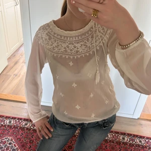 Vit blus - Jättesnygg blus. Passar s-m☺️