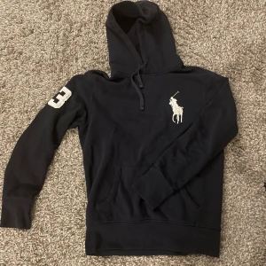 Ralph lauren hoodie - Mörkblå Ralph Lauren med stor logga i storlek S. Den är i använt skick men har inga defekter. Perfekt inför hösten. Hör av dig om du har några frågor🤝
