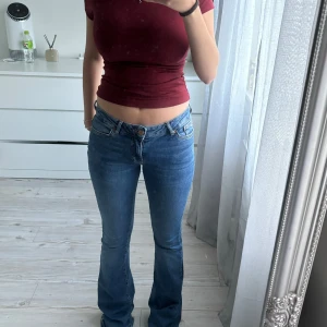 Lågmidjade bootcut jeans - Säljer nu dessa jeans eftersom de tyvärr är för långa, de är 34 i längd och jag är som referens 163cm!  De har slitage nertill (se bild 3) 