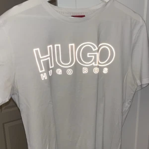 Vit Hugo boss t-shirt - Storleken på tröjan, S.  Tröjan är i jätte bra skick och använd ett få par gånger.
