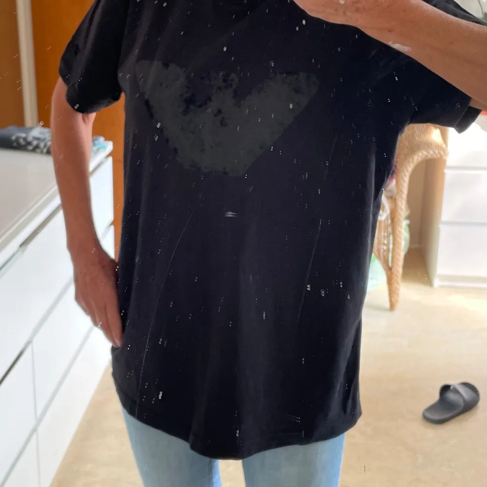 Säljer en snygg svart t-shirt från Emporio Armani. Den har en cool logga på framsidan och är i storlek XXL. Perfekt för en stilren och avslappnad look. Materialet känns mjukt och skönt mot huden..personen har medium .har kostat 2000kr. T-shirts.