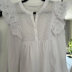 Mango blus - Jöttefin broderad blus från Mango som ej kommer till användning💞