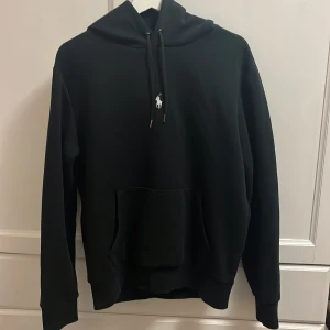Ralph lauren hoddie - Bra skick har inte använt den så mycket alls. Inga defekter alls. Skriv om ni har frågor!