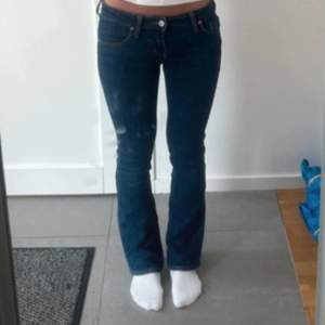 Säljer dessa snygga lågmidjade jeans. De är köpta i USA. Och de är i storlek xxs. Säljer på grund av att de inte kommer till användning 