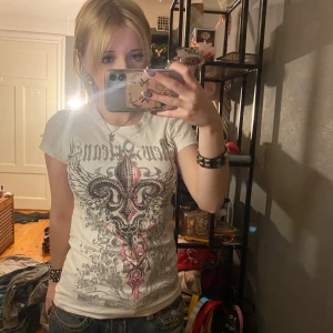 Y2k tröja❤️ - Super cool t-shirt ifrån märket exousia X❤️den har rinestones❤️ den är storlek M men passar även bra på mig som är S-XS