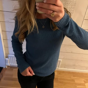 Blå stickad tröja  - Jag säljer denna tröja från vila som är i bra skick pga av att jag inte använder den längre. Supergosig och perfekt till hösten, hör av er om ni har frågor💕