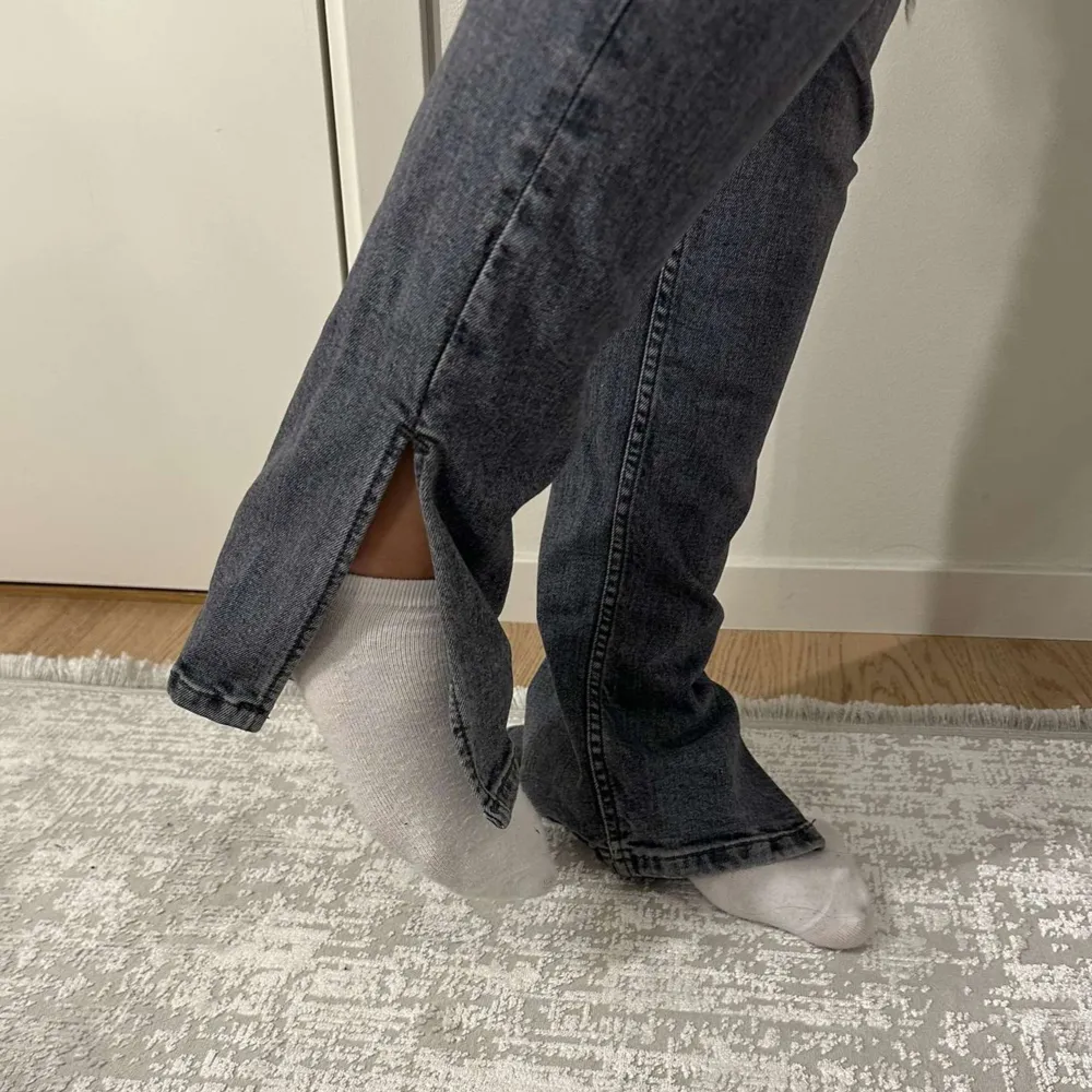 säljer dessa super fina gråa jeans från zara, säljer dessa pågrund av att jag inte gillar högmidjade jeans längre men dessa är i jätte bra skick, kom privat för mer information 💘💘. Jeans & Byxor.