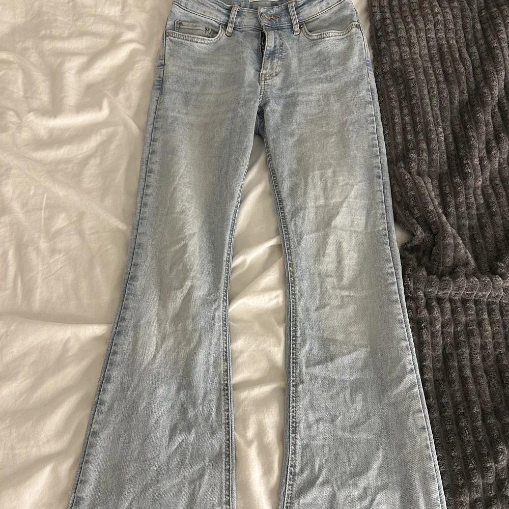 Säljer dessa jeans för 180 kr då dem är för små för mig, det är storlek 32. Jätte fina och populära. Ops, finns en liten defekt vid bälte banden med går att fixa. Kom gärna privat för mer info . Jeans & Byxor.