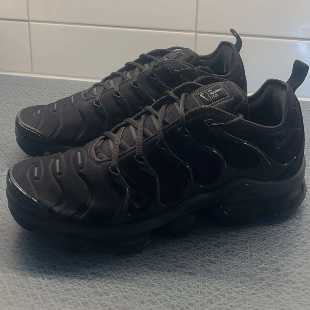 Nike vapormax i bra skick då jag ej använder dom längre och dom bara legat hemma i 1 år ish så tänker att jag säljer vidare dom då jag ej e i behov av dom. Storlek 45-46 Nypris va 2700kr . Skor.