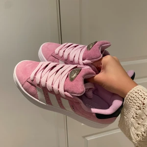 Adidas campus 00s bliss lilac  - Säljer nu mina super snygga adidas campus som inte kommit till användning eftersom storleken är fel🩷 inga skador eller liknande  (prislapp kvar)🩷 Vita snören medföljer🩷‼️
