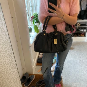 BYTES! - Hejhej, skulle vilja byta min jättesnygga marcjacobs väska till en i samma modell fast mindre! Väskan är i jättebra skick och perfekt som skolväska m.m. Går även att ha på axeln🦄🦄💕 Färg spelar inte jättestor roll men helst svart.