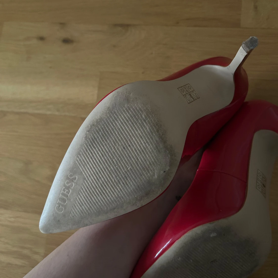 Röda klackskor från Guess - 92