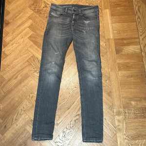 Diesel jeans 🔥🔥 - Diesel jeans i nästan nyskick som är slimfit och najs grå färg med slitningar.