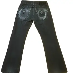 Tja, säljer mina true religion jeans i storlek 30. Inga övriga slitningar förutom de som syns i bilden, inga fläckar osv. Passformen är billy bootcut.