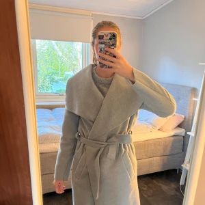Grå kappa - Grå kappa från missäy i nordstan. Köpt för ungefär 2 år sedan men nästan aldrig använd. Storlek xs. Köpte för 600kr och säljer för 200kr. Skriv om du vill ha fler bilder och om du är intresserad😁