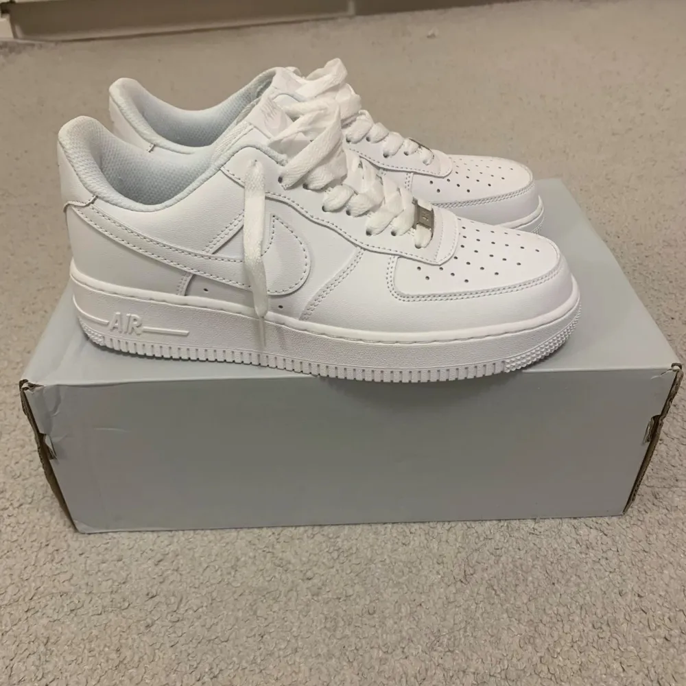 Väldigt fräsch Nike af1 strl: 40 Ingår ej box. Skor.