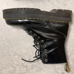 Dr Martens Platå  - I princip nya. Stått och samlat damm, använt 5-7 gånger. Skitsnygga, älskar platå.  Säljer pga för liten storlek.  Nypris vid inköp 2800kr.