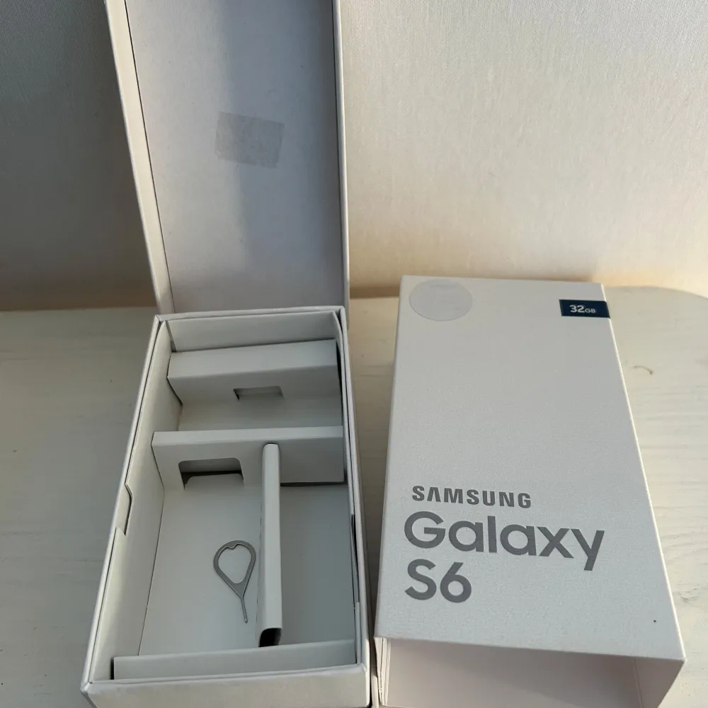 Samsung galaxy S6 32GB i färgen ”black sapphire”. Inte använd på några år med är återställd och fungerar felfritt. Inga synliga repor eller sprickor. Orginalförpackningen medförljer! . Övrigt.