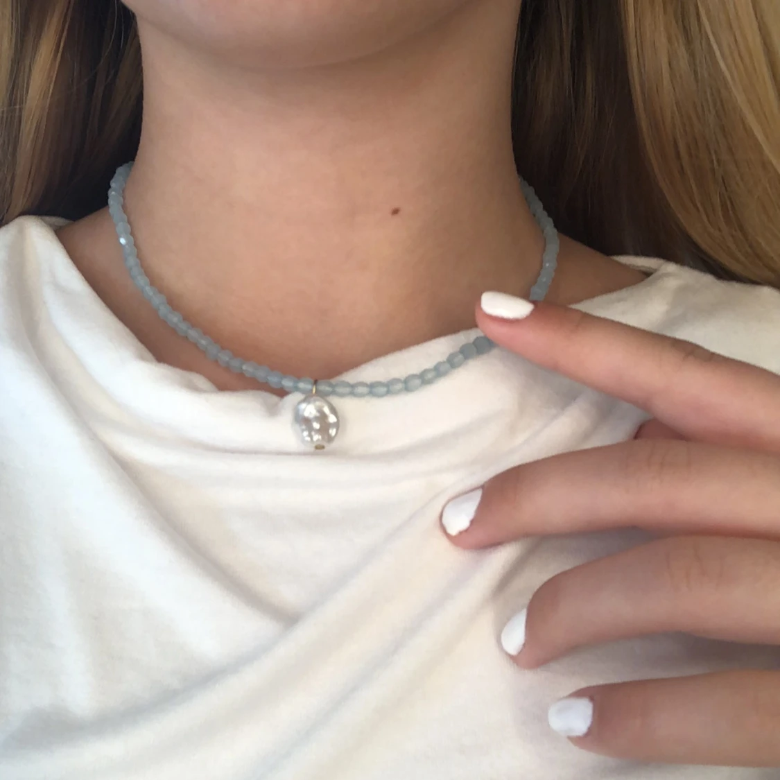 Blått halsband med pärldetalj