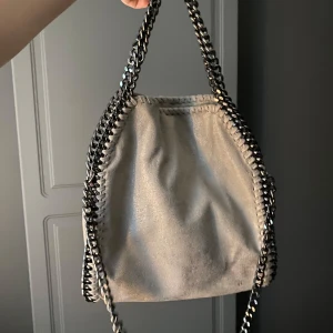 Liknande Stella moccartney - Köpt en ny väska och får inte användning av den längre!💕💕