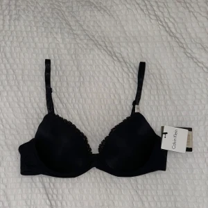 Calvin Klein bh oanvänd med prislapp!🖤 - Helt ny oanvänd bh ifrån Calvin Klein 🖤 Storlek 70B   Har en till likadan som är använd någon enstaka gång som jag säljer för 200kr, skriv om du är intresserad av den 🖤