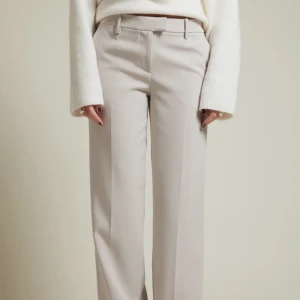 Beiga kostymbyxor  - Ett par jättefina beiga kostymbyxor från bikbok. Jag har aldrig andvänt dem så de är i mycket bra skick. Ordinarie pris 500kr. Skriv för fler bilder💗