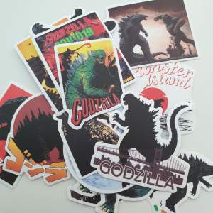 Klistermärken/stickers, Motiv: Godzilla ,Antal: 16st  Skick: ny/oanvänd, Kul att använda till pyssel, scrapbooking och annat. Kan tex användas till att dekorera din bärbara dator, skateboard, resväska, etc. 