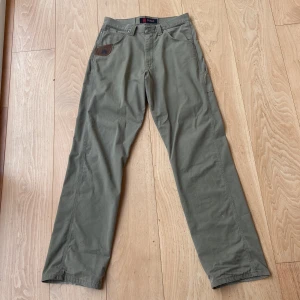 Workwear baggy byxor  - Dessa är ett par tvär feta workwear byxor med en lång och baggy passform som är olivgröna och har schyssta fick detaljer. Hör av er om frågor!!❤️‍🔥❤️‍🔥