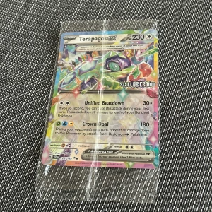 Pokémon-kort Teragapos ex - Säljer två stycken Teragapos ex Pokémon-kort i nyskick. Dessa kort är i oversize-format och har en cool design med färgglada detaljer. Perfekt för samlare eller Pokémon-fans!