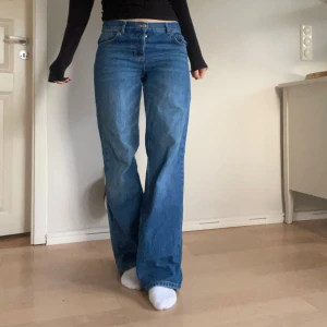 Vida jeans - Lågmidjade, vida Jeans från Topshop i storlek w28 och L 32. Skulle säga storlek 36.  Använd endast ett par gånger så det är i bra skick! 🤩🌸