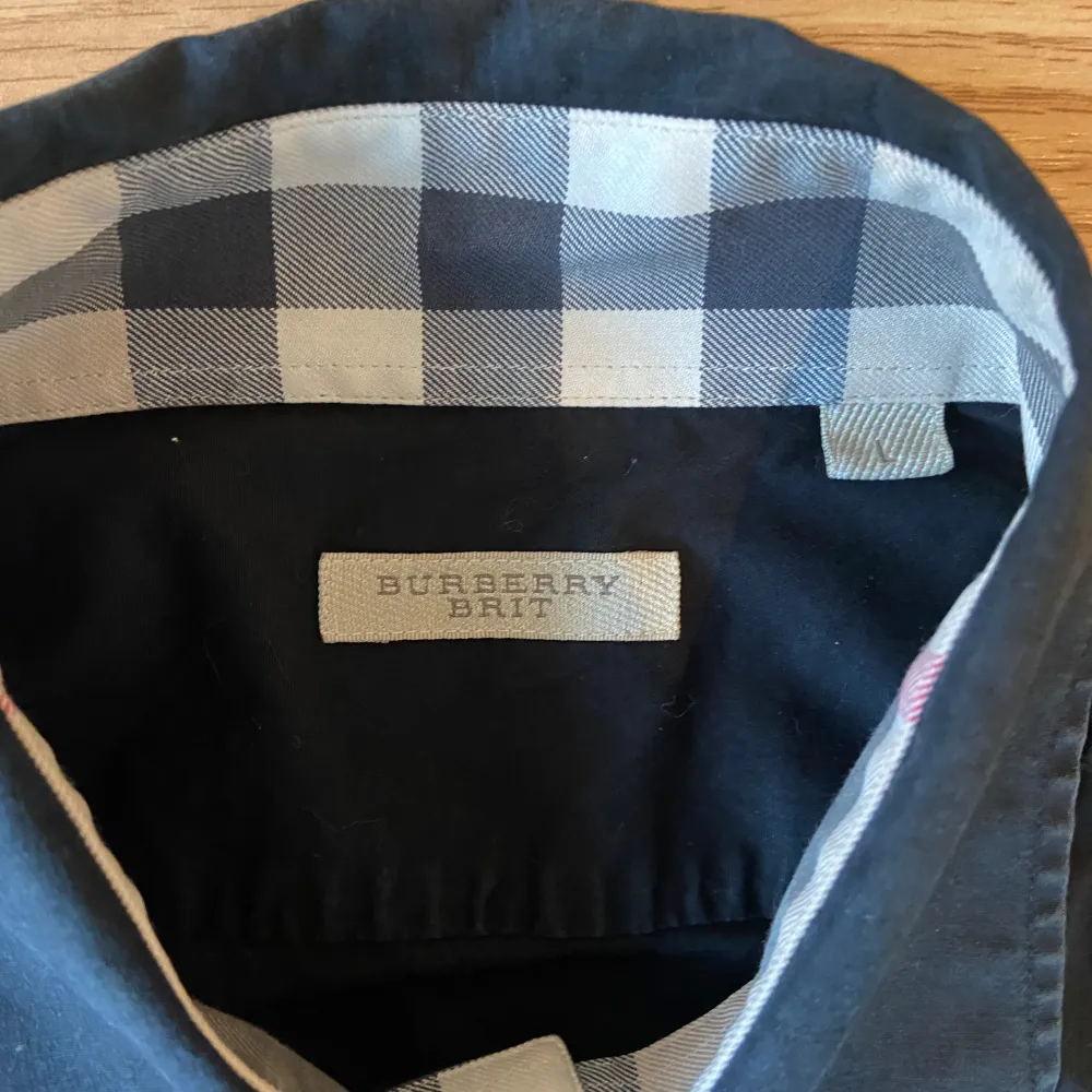 Fet Burberry skjorta i bra skick 💯 Inga fläckar eller andra skador 💯Size L 💯Tveka inte att kontakta vid minsta lilla fundering 🙏💯. Skjortor.