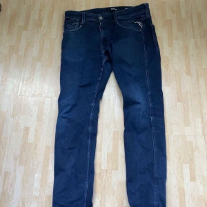 Replay anbass  - Säljer dessa Replay anbass jeans då dem inte kommer till användning. Väldigt bra skick inga defekter, storlek 31/32. Kontakta gärna vid fler frågor 😁