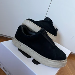 Eytys skor - Hej, jag säljer nu mins eytys i strorlek 42 då dom inte kommer till användning längre små defekter lite här o var men de nog rätt lätt o ta bort elr tvätta bort. Påse skolåda osv medföljer