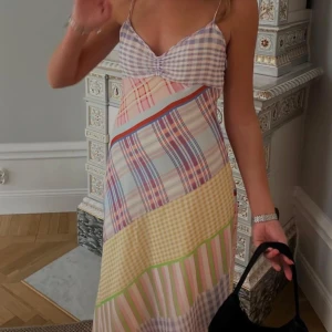 Långklänning mango - Säljer denna populära långklänning från mango! Använder ca tre gånger