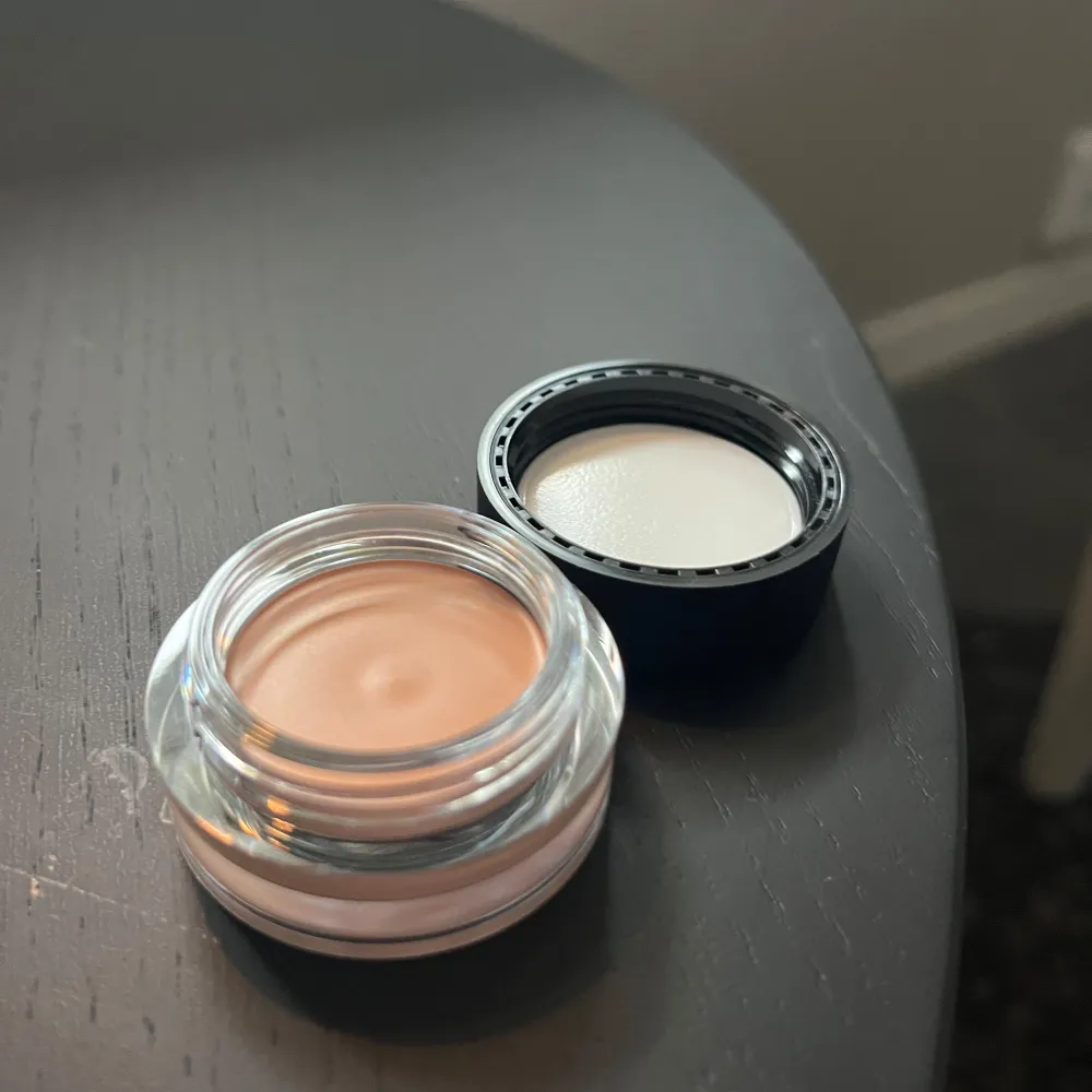 Jättebra concealer från nars! Jag fick tre stycken i födelsedagspresent och eftersom den är väldigt dryg tror jag inte jag kommer hinna använda upp alla. Denhär är helt oanvänd och endast öppnat burken för att fota🌼 Kan gå med på 200 vid smidigt köp. Toppar.